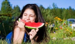 女子吃瓜,揭秘娱乐圈背后的那些事儿