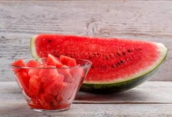 小海棠吃瓜图片,夏日清凉一“瓜”