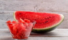 小海棠吃瓜图片,夏日清凉一“瓜”