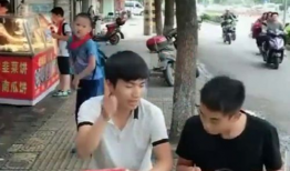 搞笑街头吃瓜视频,搞笑吃瓜视频盘点，笑出腹肌的瞬间！