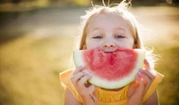 宝宝日常吃瓜,甜蜜滋味，健康成长