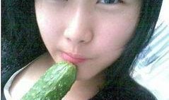 河边吃瓜美女,夏日闲情话家常