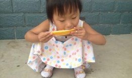 宝宝日常吃瓜,甜蜜滋味，健康成长