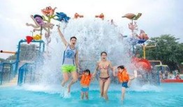 水上乐园吃瓜看戏视频,吃瓜群众围观欢乐盛宴