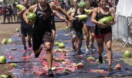 外国吃瓜的风景很美,外国吃瓜美景一瞥