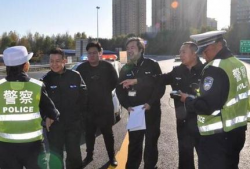 罗平交警吃瓜事件视频,网络热议背后的真相与反思