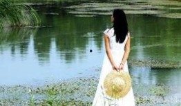 河边吃瓜美女,夏日闲情话家常